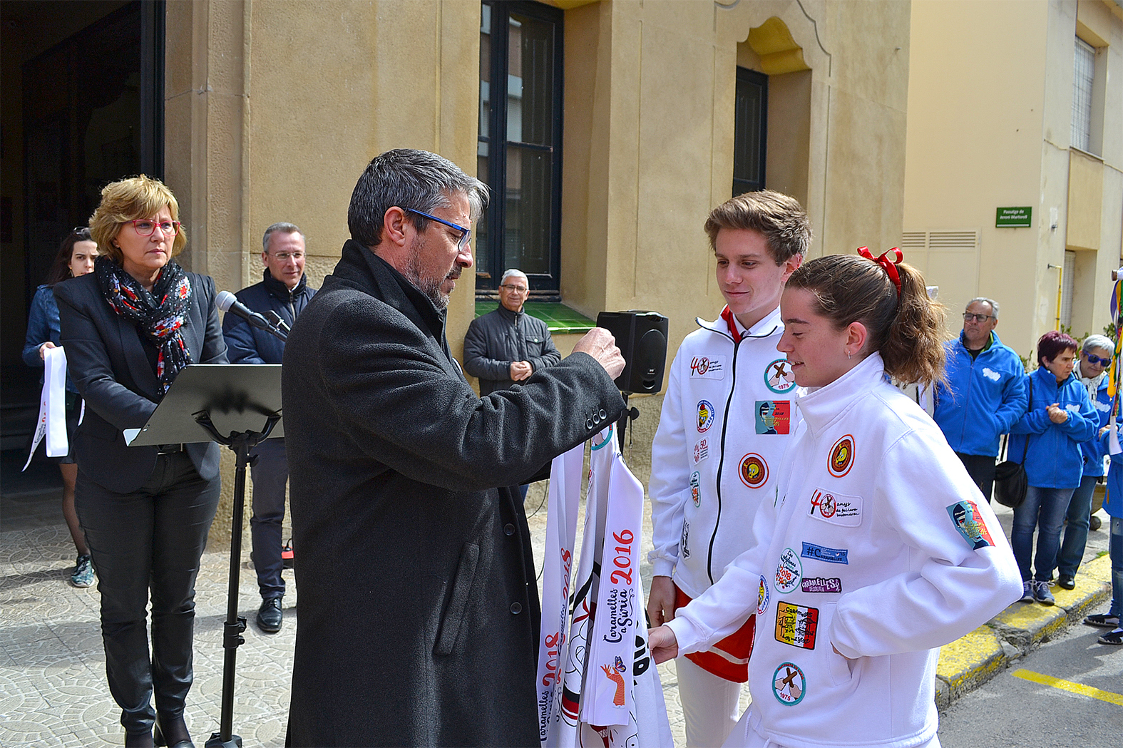 L'alcalde Josep Maria Canudas posa la cinta de les Caramelles de SÃºria 2018 a l'estendard de la colla dels Grans de l'AgrupaciÃ³ Sardanista - Abril de 2018.
