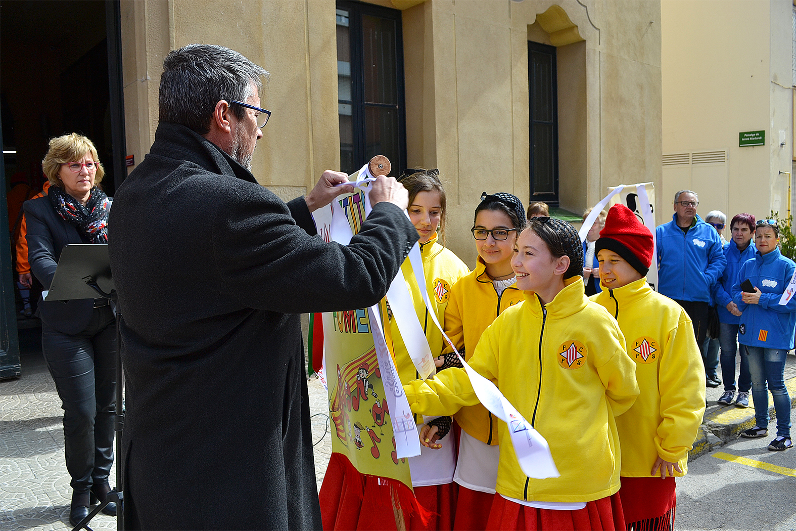 L'alcalde Josep Maria Canudas posa la cinta de les Caramelles de SÃºria 2018 a l'estendard de la colla Infantil del Foment Cultural - MarÃ§ de 2018.