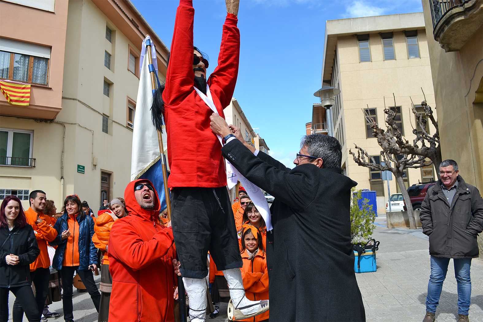 L'alcalde Josep Maria Canudas posa la cinta de les Caramelles de SÃºria 2018 a la figura de la colla de l'Altatxu - MarÃ§ de 2018.
