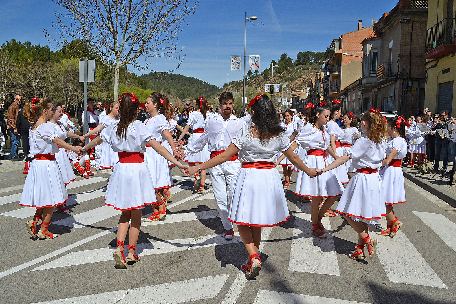 : ActuaciÃ³ de la colla dels Grans de l'AgrupaciÃ³ Sardanista al carrer GuimerÃ  - Abril de 2018.