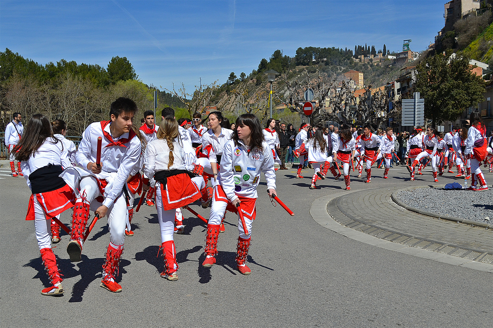 ActuaciÃ³ de la colla dels Grans de l'AgrupaciÃ³ Sardanista a la rotonda del pont de Salipota - Abril de 2018.
