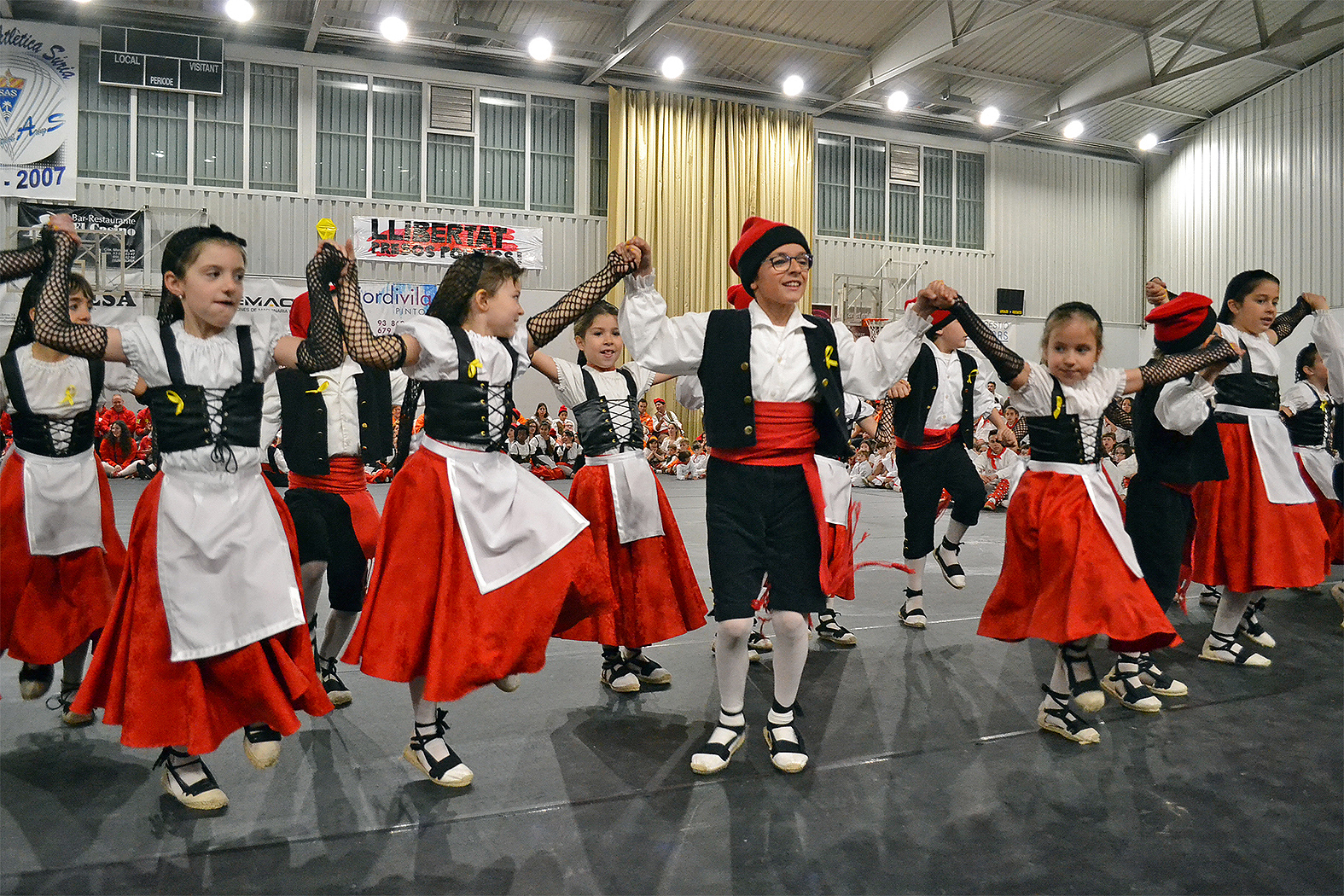 ActuaciÃ³ de la colla Infantil del Foment Cultural a la Trobada Caramellaire del PavellÃ³ Municipal d'Esports - MarÃ§ de 2018.