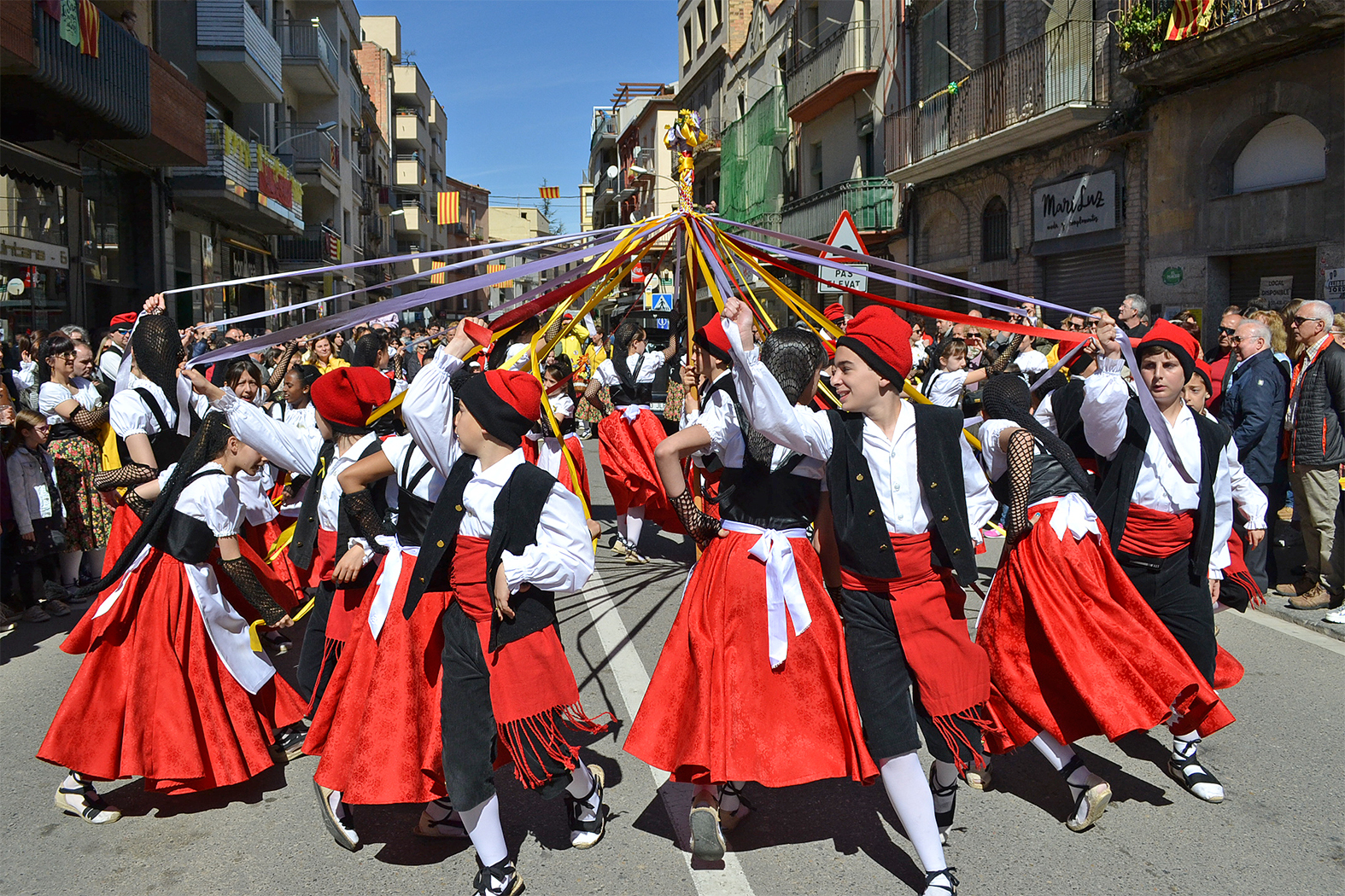 ActuaciÃ³ de la colla Infantil del Foment Cultural al carrer GonzÃ¡lez Solesio - Abril de 2018.