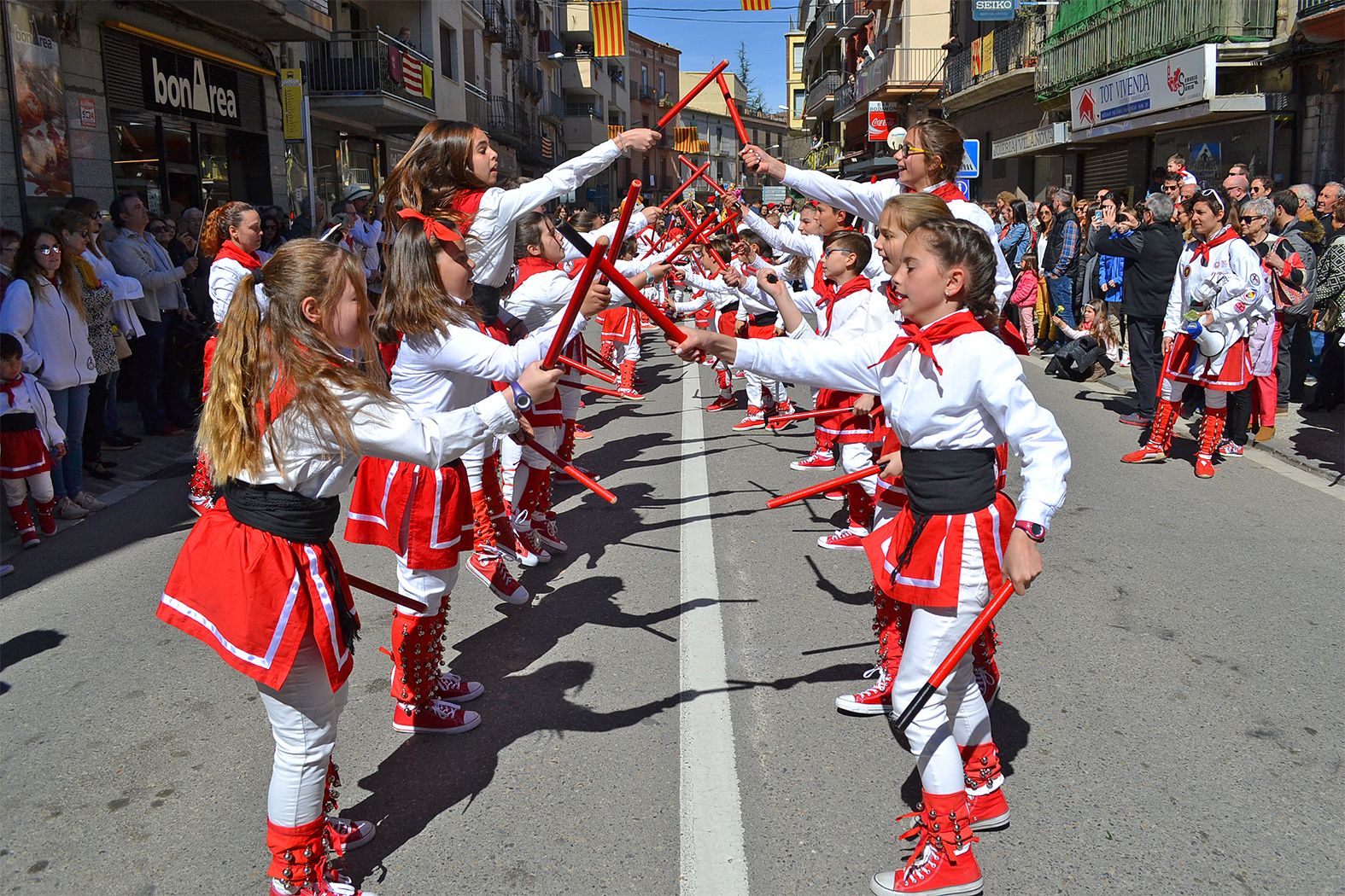 ActuaciÃ³ de la colla dels Petits de l'AgrupaciÃ³ Sardanista al carrer GonzÃ¡lez Solesio - Abril de 2018.