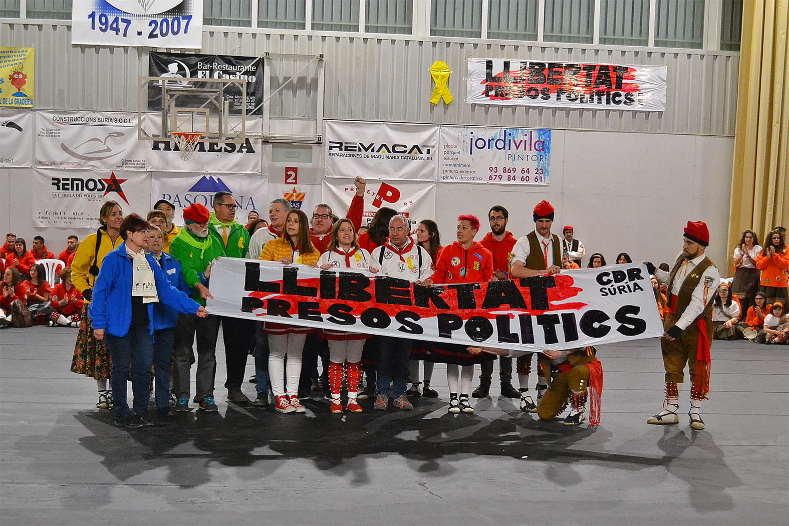Membres de les colles caramellaires mostren una pancarta per exigir la llibertat dels presos polÃ­tics, durant la Trobada Caramellaire del PavellÃ³ Municipal d'Esports - MarÃ§ de 2018.