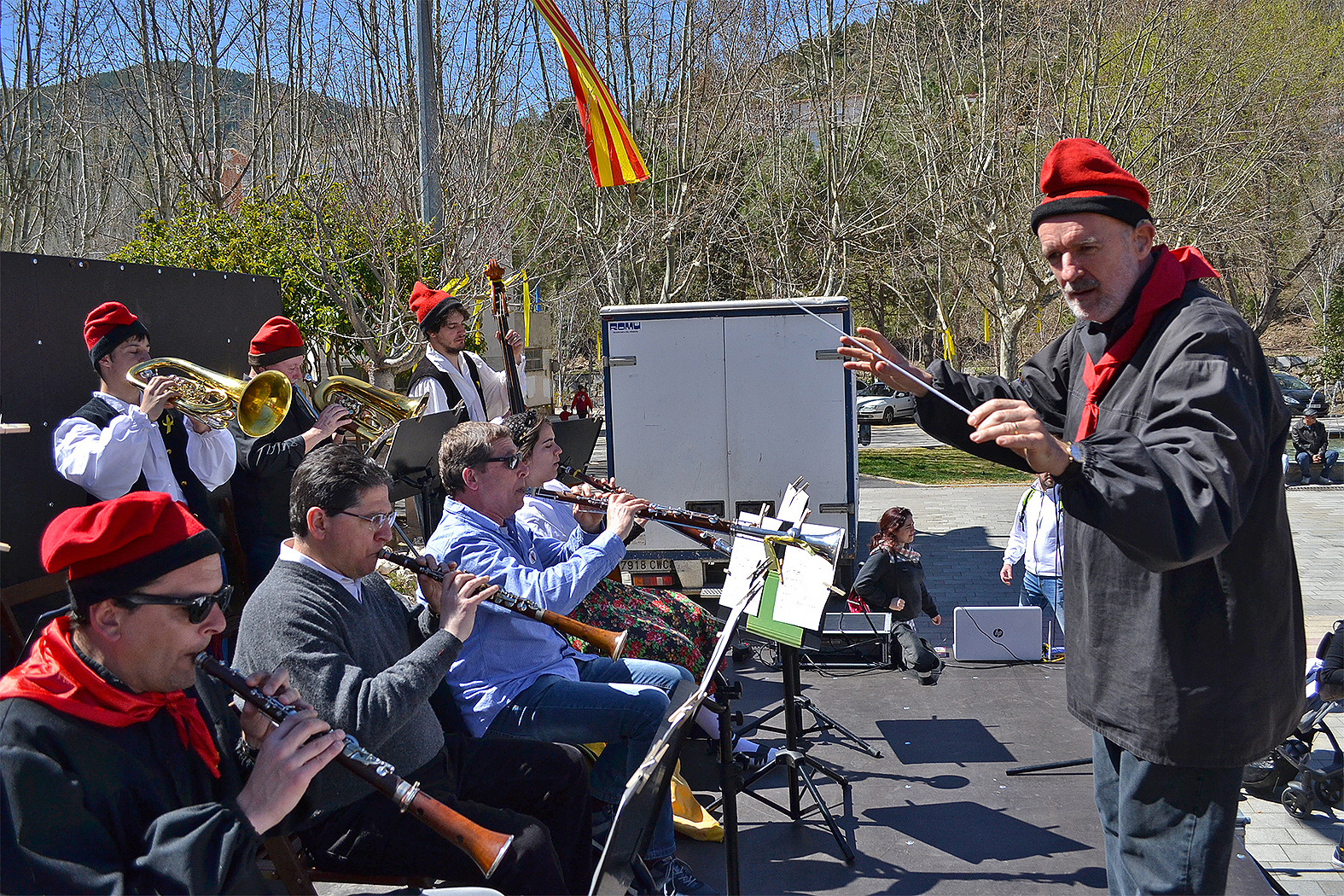 InterpretaciÃ³ d'El Ball dels Caramellaires del Cardener, dirigida pel mÃºsic Joan Pelfort, durant l'acte de cloenda de les Caramelles, a la plaÃ§a de Sant Joan - Abril de 2018.