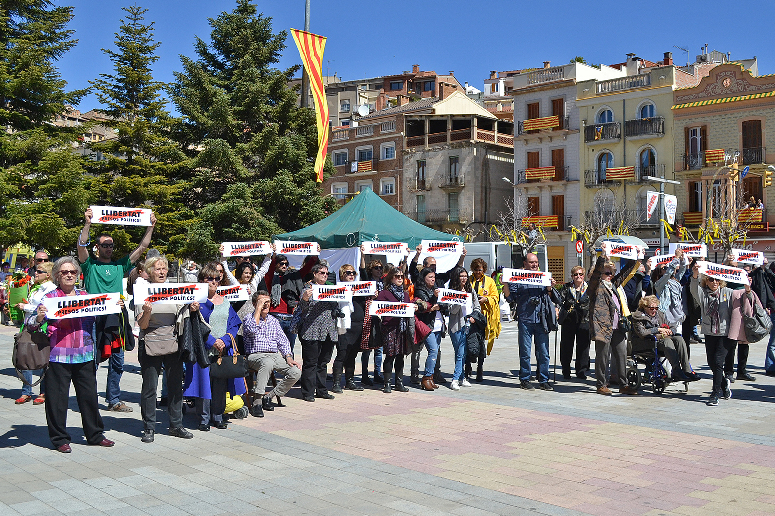 Assistents a l'acte de cloenda de les Caramelles, a la plaÃ§a de Sant Joan, demanen la llibertat per als presos polÃ­tics - Abril de 2018.