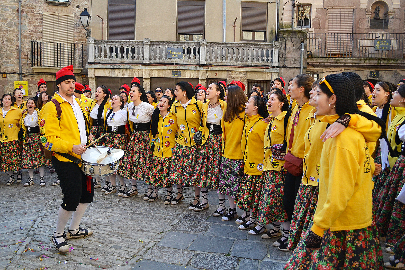 ActuaciÃ³ de la colla Juvenil del Foment Cultural a la plaÃ§a Major del Poble Vell - Abril de 2018.