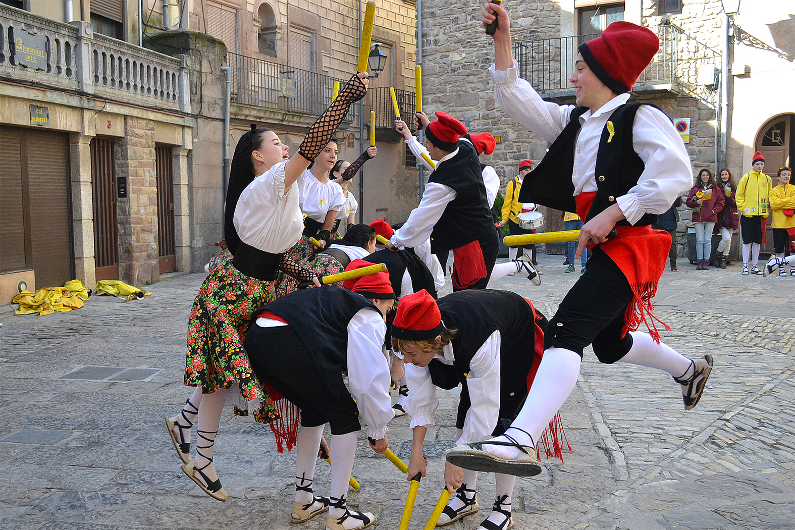 ActuaciÃ³ de la colla Juvenil del Foment Cultural a la plaÃ§a Major del Poble Vell - Abril de 2018.