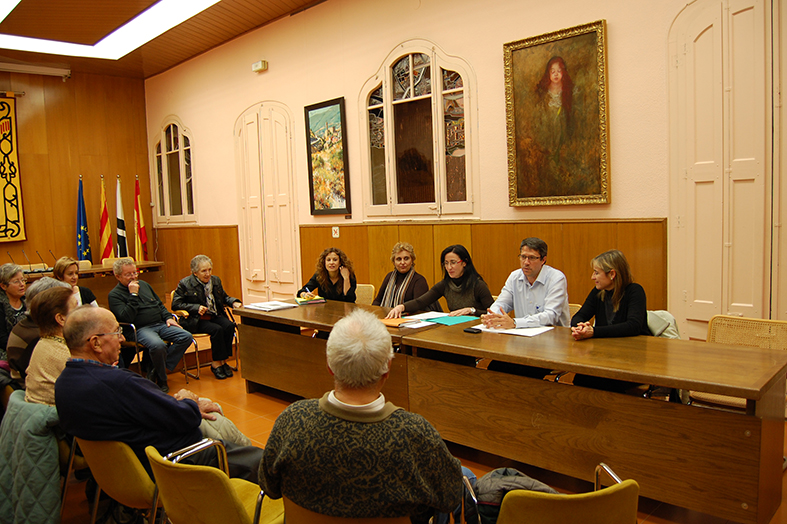 Curs 2011-12. Acte de renovaciÃ³ parcial del Consell Municipal de la Gent Gran, amb l'alcalde Josep Maria Canudas i altres membres de la corporaciÃ³ municipal.