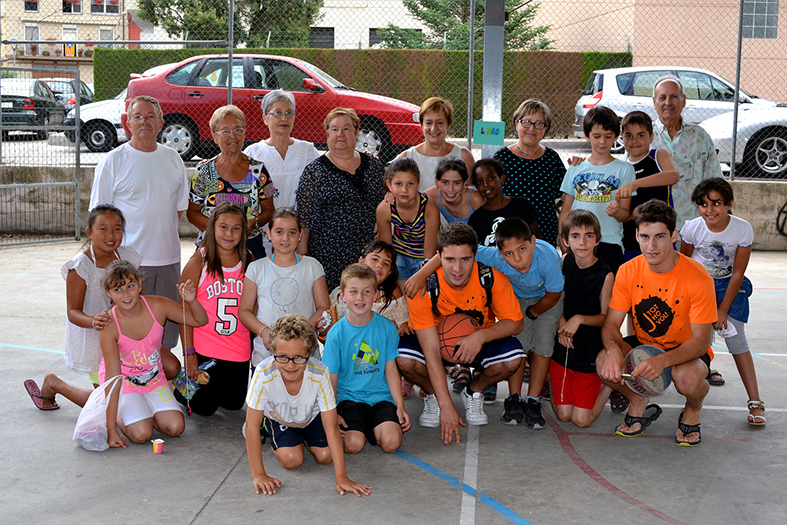 Estiu 2013. Foto de grup dels membres del Consell Municipal de la Gent Gran i altres participants en un taller de jocs d'abans, dins del casal d'estiu El Juliol tot ho vol.