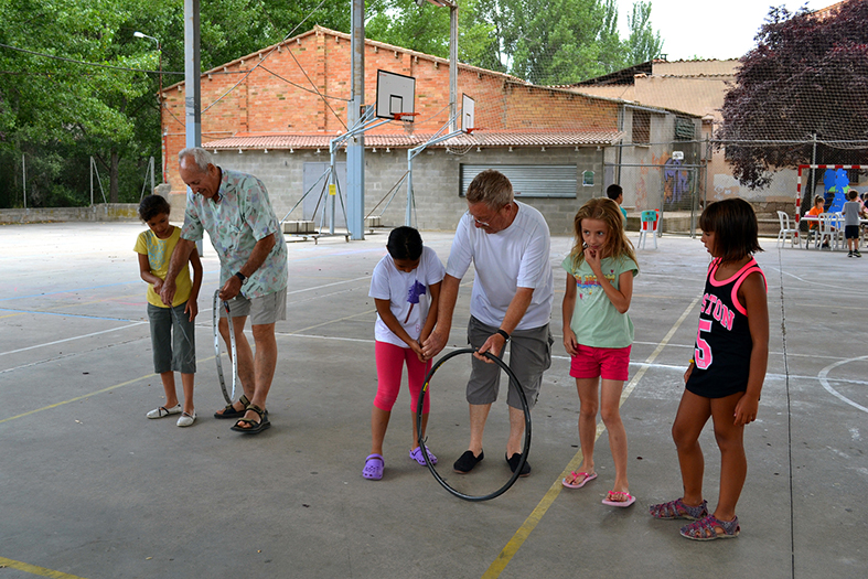Estiu 2013. ParticipaciÃ³ del Consell Municipal de la Gent Gran en un taller de jocs d'abans, dins del casal d'estiu El Juliol tot ho vol.