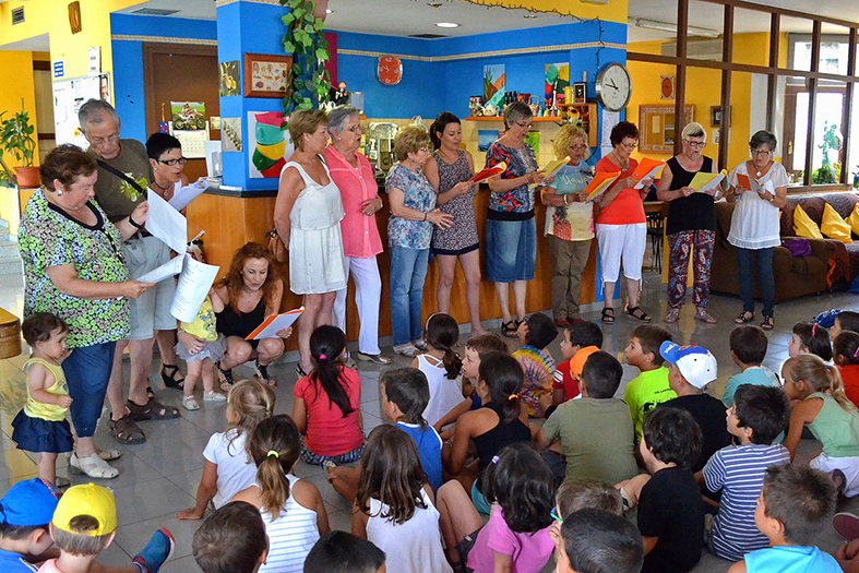 Estiu 2015. ParticipaciÃ³ del Consell Municipal de la Gent Gran en una activitat intergeneracional del casal d'estiu El Juliol tot ho vol.