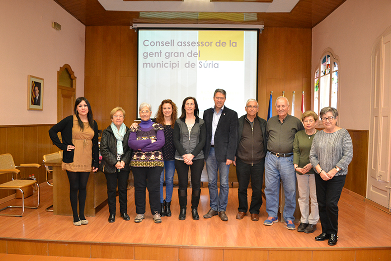 Curs 2015-16. Foto de grup dels membres del Consell Municipal de la Gent Gran, amb l'alcalde Josep Maria Canudas, la regidora de Benestar Social, Carme Besa, i les tÃ¨cniques de l'Ã rea de Benestar Social.