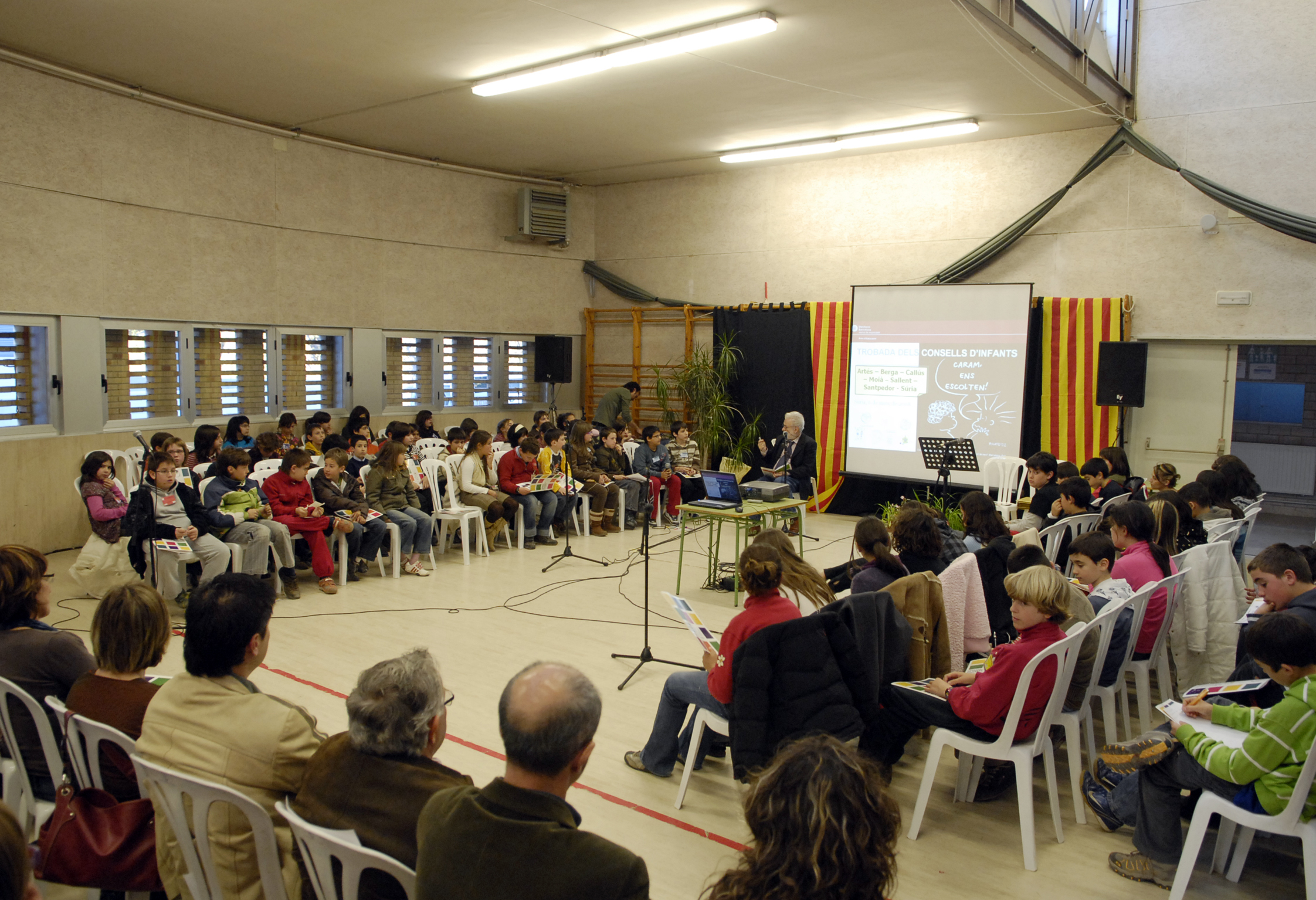 Curs 2007-08 - Acte del 10Ã¨ aniversari del Consell Municipal dels Infants, amb el pedagog italiÃ  Francesco Tonucci, impulsor dels consells dels infants.