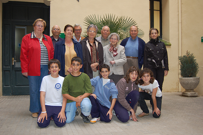 Curs 2007-08. Foto de grup dels membres del Consell Municipal dels Infants i del Consell Municipal de la Gent Gran, desprÃ©s de la reuniÃ³ conjunta.