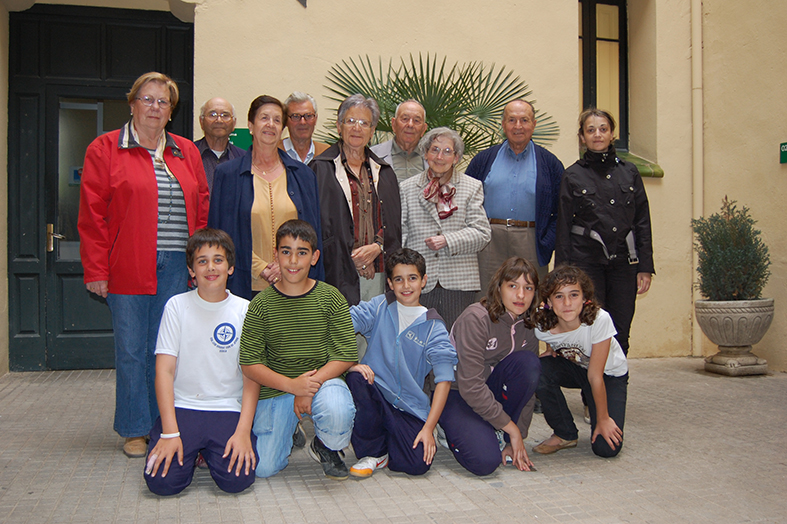 Curs 2007-08 - Foto de grup dels membres del Consell Municipal dels Infants i del Consell Municipal de la Gent Gran, desprÃ©s de la reuniÃ³ conjunta.