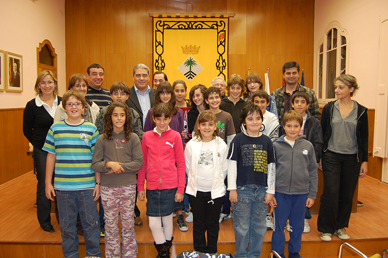 Curs 2008-09 - Foto de grup dels membres entrants i sortints del Consell Municipal dels Infants, amb l'alcalde Antoni JuliÃ¡n, altres membres de la corporaciÃ³ municipal i la tÃ¨cnica de l'Ã rea de Benestar Social.
