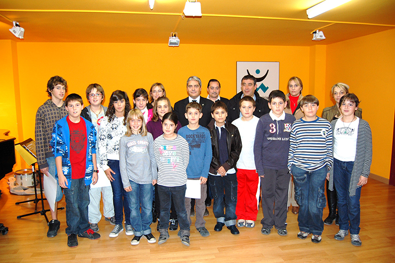 Curs 2009-10 - Foto de grup dels membres entrants i sortints del Consell Municipal dels Infants, amb l'alcalde Antoni JuliÃ¡n, altres membres de la corporaciÃ³ municipal i la tÃ¨cnica de l'Ã rea de Benestar Social.