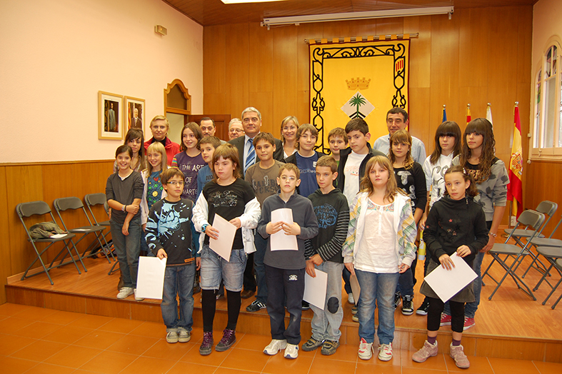 Curs 2010-11 - Foto de grup dels membres entrants i sortints del Consell Municipal dels Infants, amb l'alcalde Antoni JuliÃ¡n, altres membres de la corporaciÃ³ municipal i la tÃ¨cnica de l'Ã rea de Benestar Social.
