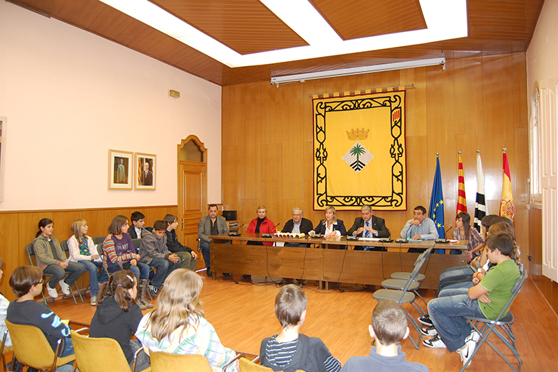 Curs 2010-11. Acte de renovaciÃ³ parcial del Consell Municipal dels Infants, amb l'alcalde Antoni JuliÃ¡n i altres membres de la corporaciÃ³ municipal.