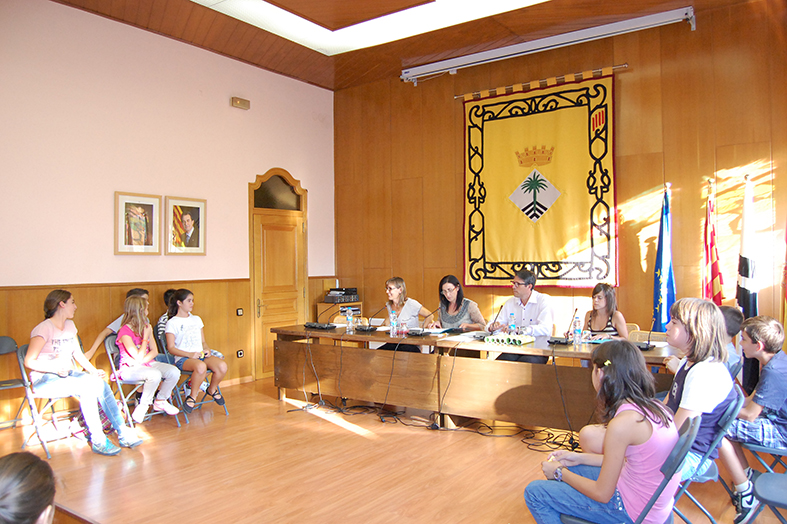 Curs 2011-12 - Acte de renovaciÃ³ parcial del Consell Municipal dels Infants, amb l'alcalde Josep Maria Canudas i altres membres de la corporaciÃ³ municipal.