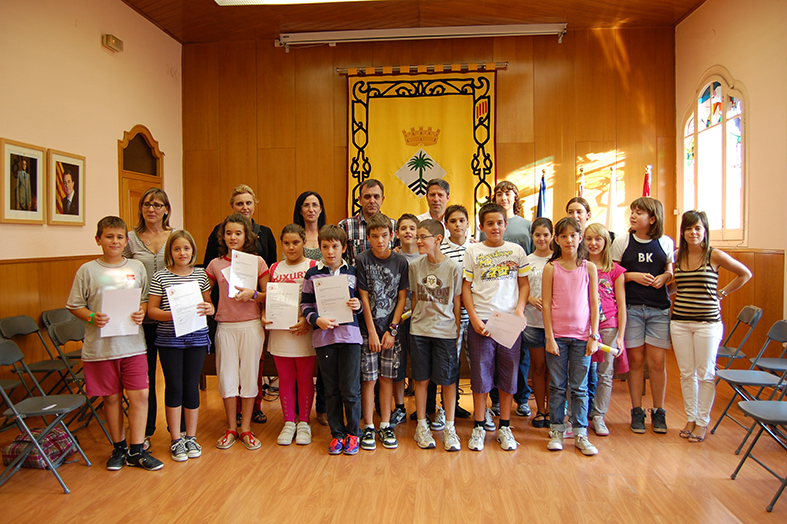 Curs 2011-12 - Foto de grup dels membres entrants i sortints del Consell Municipal dels Infants, amb l'alcalde Josep Maria Canudas, altres membres de la corporaciÃ³ municipal i la tÃ¨cnica de l'Ã rea de Benestar Social.