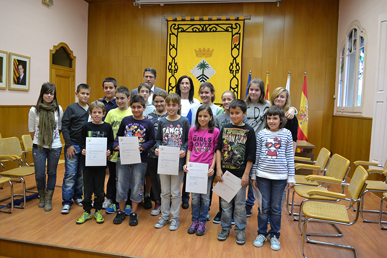 Curs 2012-13 - Foto de grup dels membres entrants i sortints del Consell Municipal dels Infants, amb l'alcalde Josep Maria Canudas, la regidora de Benestar Social, Carme Besa, i la tÃ¨cnica de l'Ã rea de Benestar Social.