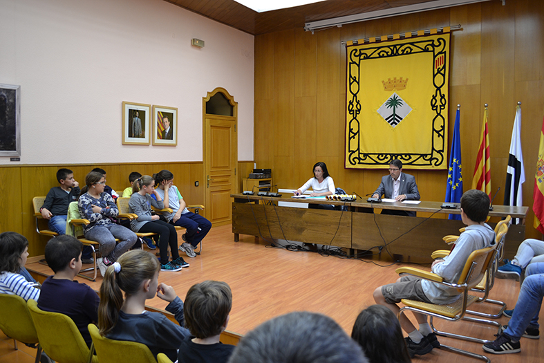 Curs 2012-13. Acte de renovaciÃ³ parcial del Consell Municipal dels Infants, amb l'alcalde Josep Maria Canudas i la regidora de Benestar Social, Carme Besa.