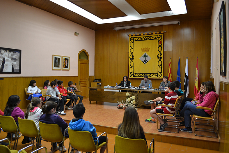 Curs 2013-14. Acte de renovaciÃ³ parcial del Consell Municipal dels Infants, amb l'alcalde Josep Maria Canudas i la regidora de Benestar Social, Carme Besa.