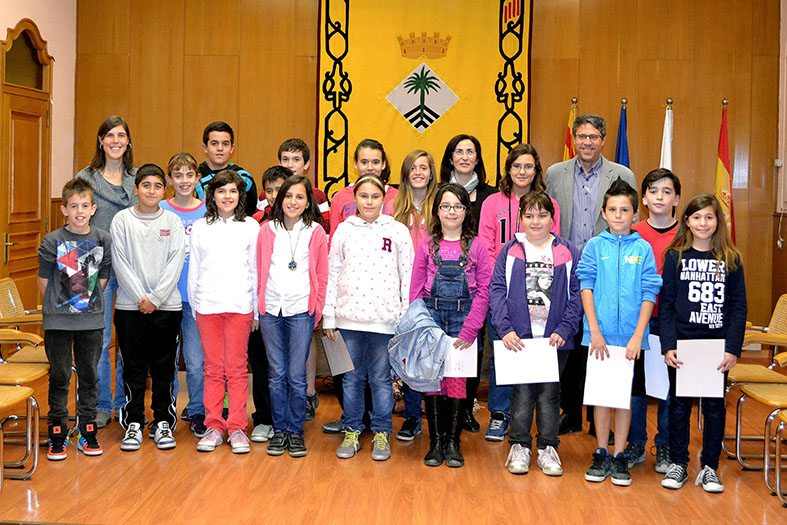 Curs 2013-14 - Foto de grup dels membres entrants i sortints del Consell Municipal dels Infants, amb l'alcalde Josep Maria Canudas, la regidora de Benestar Social, Carme Besa, i la tÃ¨cnica de l'Ã rea de Benestar Social.