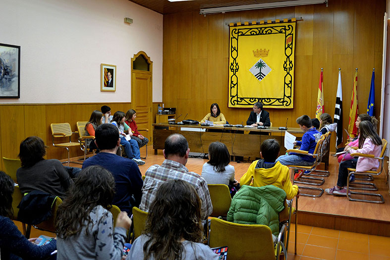 Curs 2014-15. Acte de renovaciÃ³ parcial del Consell Municipal dels Infants, amb l'alcalde Josep Maria Canudas i la regidora de Benestar Social, Carme Besa.