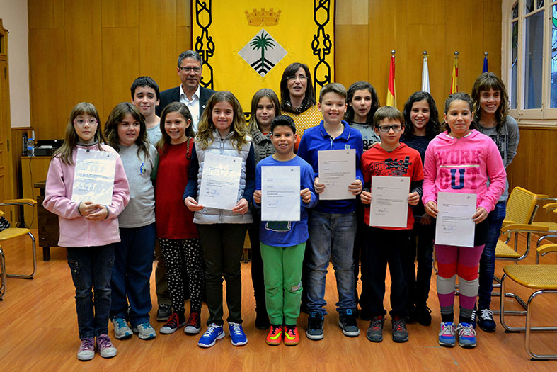 Curs 2014-15 - Foto de grup dels membres entrants i sortints del Consell Municipal dels Infants, amb l'alcalde Josep Maria Canudas i la regidora de Benestar Social, Carme Besa.