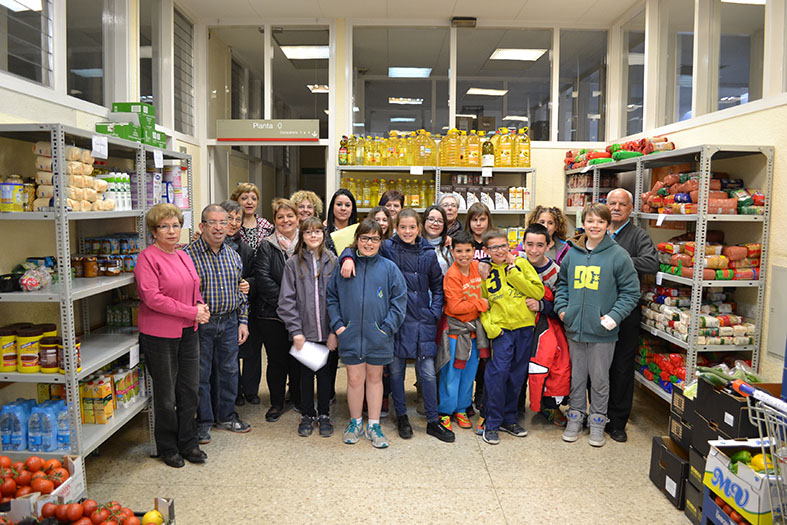 Curs 2014-15 - Visita del Consell Municipal dels Infants al magatzem d'aliments de l'AssociaciÃ³ de Voluntaris de SÃºria.