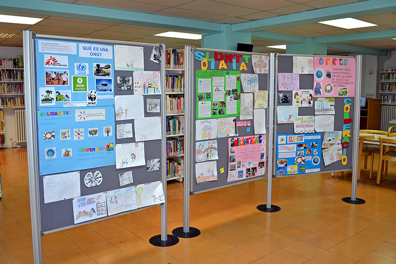 Curs 2014-15 - Plafons que resumeixen el treball realitzat pel Consell Municipal dels Infants al llarg del curs, a la Biblioteca PÃºblica.