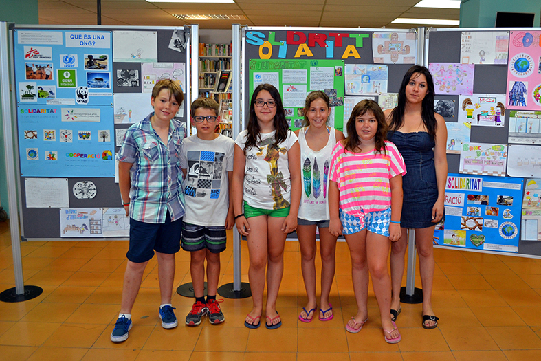 Curs 2014-15 - Membres del Consell Municipal dels Infants, amb la tÃ¨cnica de l'Ã rea de Benestar Social, davant dels plafons que resumeixen el treball realitzat al llarg del curs, a la Biblioteca PÃºblica.