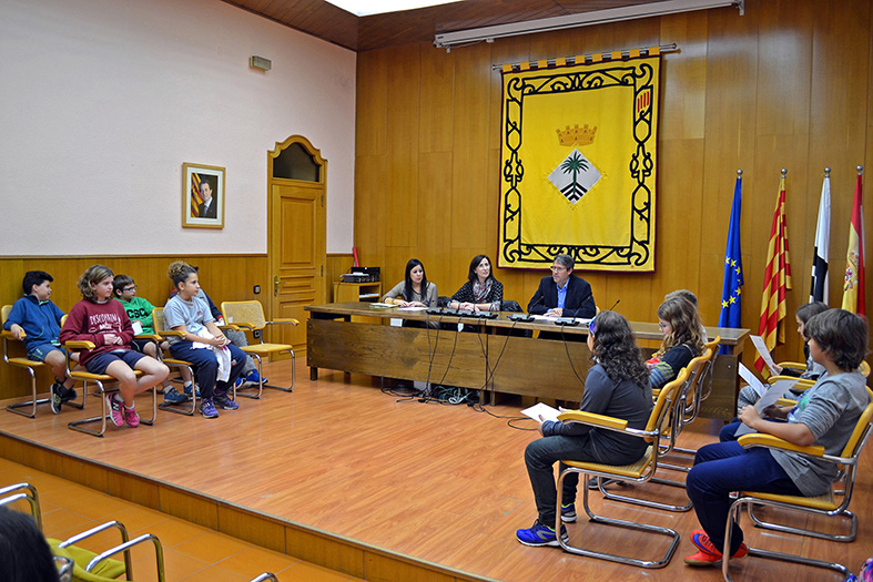Curs 2015-16. Acte de renovaciÃ³ parcial del Consell Municipal dels Infants, amb l'alcalde Josep Maria Canudas i la regidora de Benestar Social, Carme Besa.