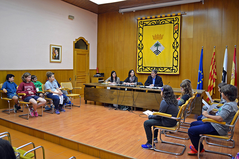 Curs 2015-16 - Acte de renovaciÃ³ parcial del Consell Municipal dels Infants, amb l'alcalde Josep Maria Canudas i la regidora de Benestar Social, Carme Besa.