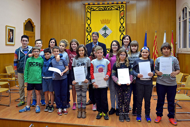 Curs 2015-16 - Foto de grup dels membres entrants i sortints del Consell Municipal dels Infants, amb l'alcalde Josep Maria Canudas, la regidora de Benestar Social, Carme Besa, i la tÃ¨cnica de l'Ã rea de Benestar Social.