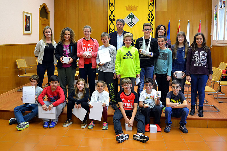 Curs 2016-17 - Foto de grup dels membres entrants i sortints del Consell Municipal dels Infants, amb l'alcalde Josep Maria Canudas, la regidora de Benestar Social, Carme Besa, i la tÃ¨cnica de l'Ã rea de Benestar Social.