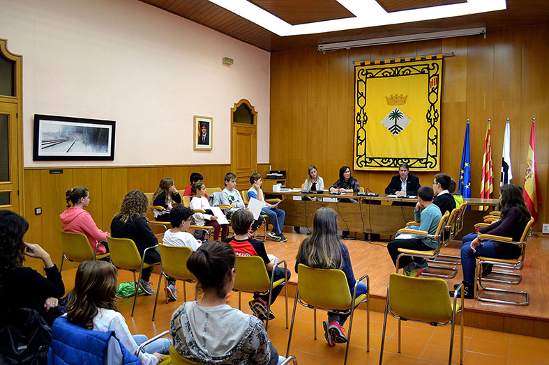 Curs 2016-17. Acte de renovaciÃ³ parcial del Consell Municipal dels Infants, amb l'alcalde Josep Maria Canudas i la regidora de Benestar Social, Carme Besa.