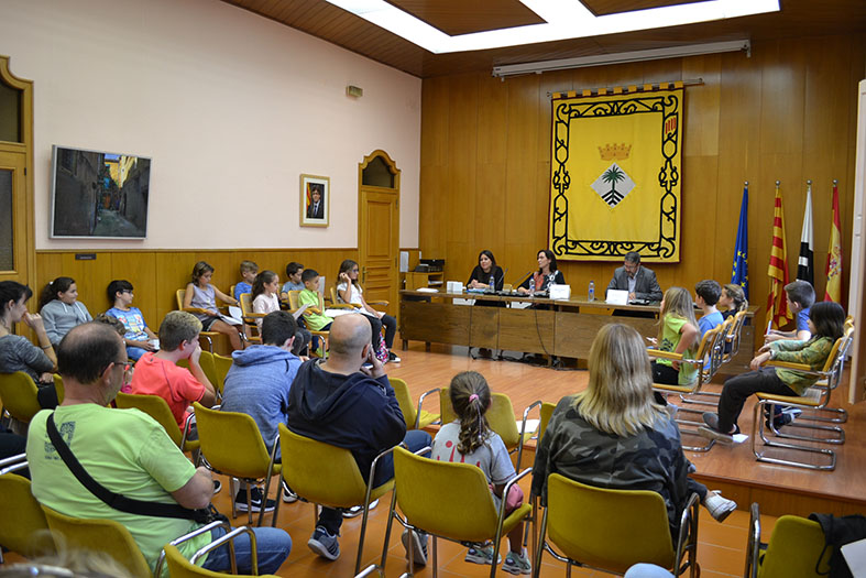 Curs 2017-18. Acte de renovaciÃ³ parcial del Consell Municipal dels Infants, amb l'alcalde Josep Maria Canudas i la regidora de Benestar Social, Carme Besa.