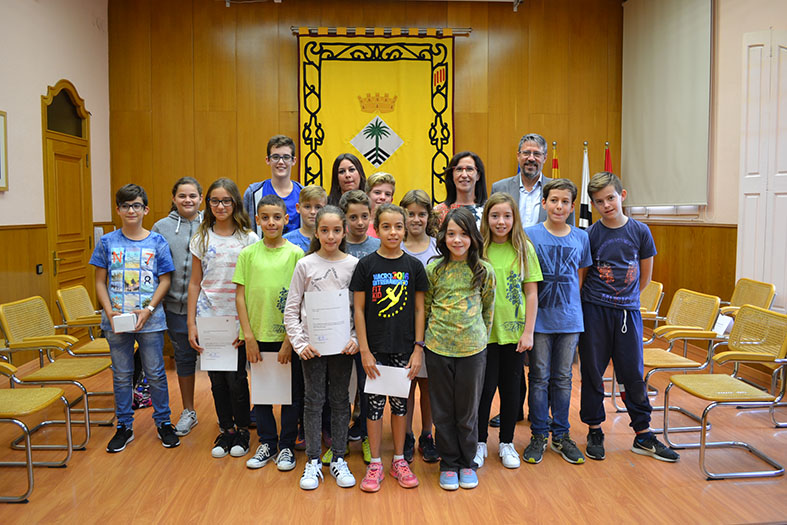 Curs 2017-18 - Foto de grup dels membres entrants i sortints del Consell Municipal dels Infants, amb l'alcalde Josep Maria Canudas, la regidora de Benestar Social, Carme Besa, i la tÃ¨cnica de l'Ã rea de Benestar Social.
