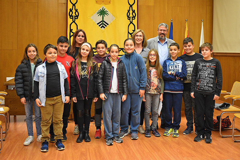 Curs 2018-19 - Foto de grup dels membres entrants i sortints del Consell Municipal dels Infants, amb l'alcalde Josep Maria Canudas, la regidora de Benestar Social, Carme Besa, i la tÃ¨cnica de l'Ã rea de Benestar Social.