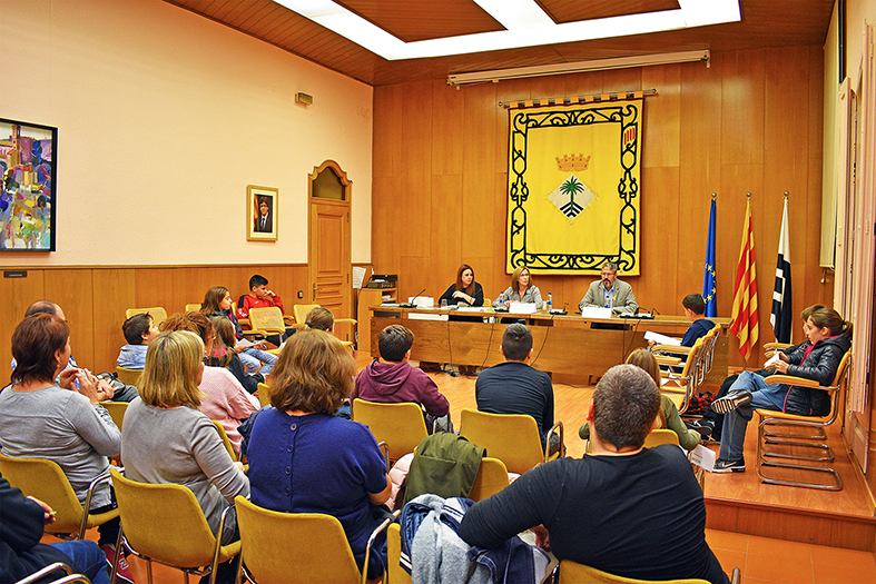 Curs 2018-19. Acte de renovaciÃ³ parcial del Consell Municipal dels Infants, amb l'alcalde Josep Maria Canudas i la regidora de Benestar Social, Carme Besa.