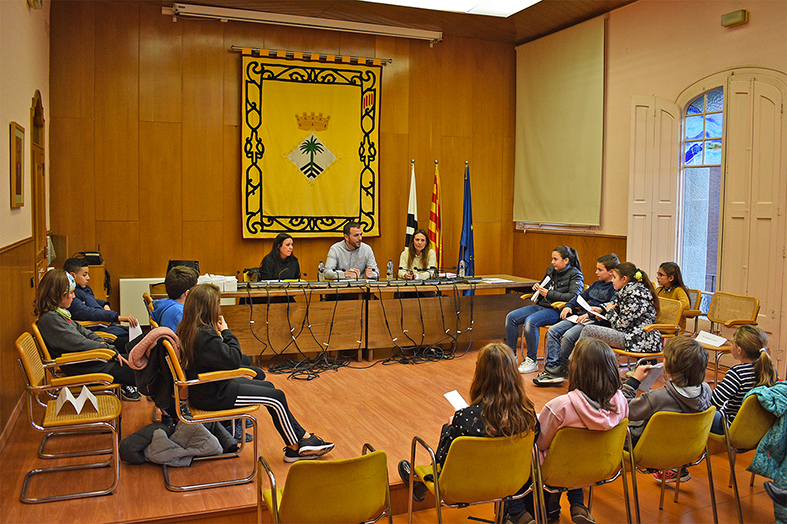 Curs 2019-20. Acte de renovaciÃ³ parcial del Consell Municipal dels Infants, amb l'alcalde Albert CoberÃ³ i la regidora de Benestar Social, Olga Tena.