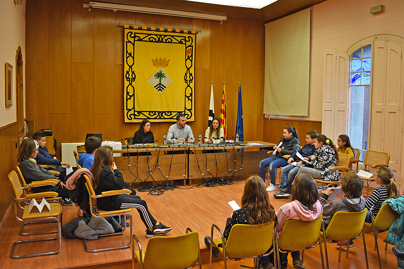 Curs 2019-20 - Acte de renovaciÃ³ parcial del Consell Municipal dels Infants, amb l'alcalde Albert CoberÃ³ i la regidora de Benestar Social, Olga Tena.