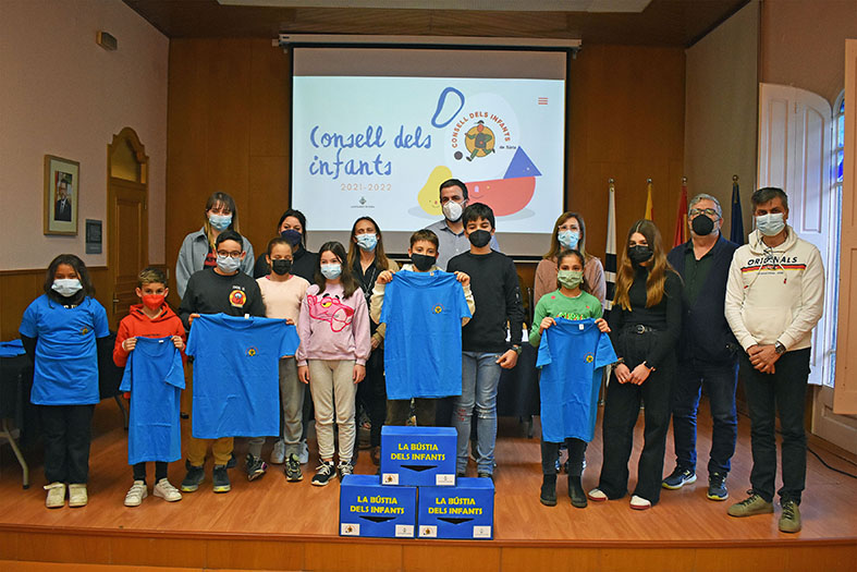 Curs 2021-22 - Membres del Consell Municipal dels Infants, amb lâ€™alcalde Albert CoberÃ³ i altres membres de la corporaciÃ³, desprÃ©s de lâ€™acte de renovaciÃ³ parcial celebrat al salÃ³ de sessions de la Casa de la Vila.