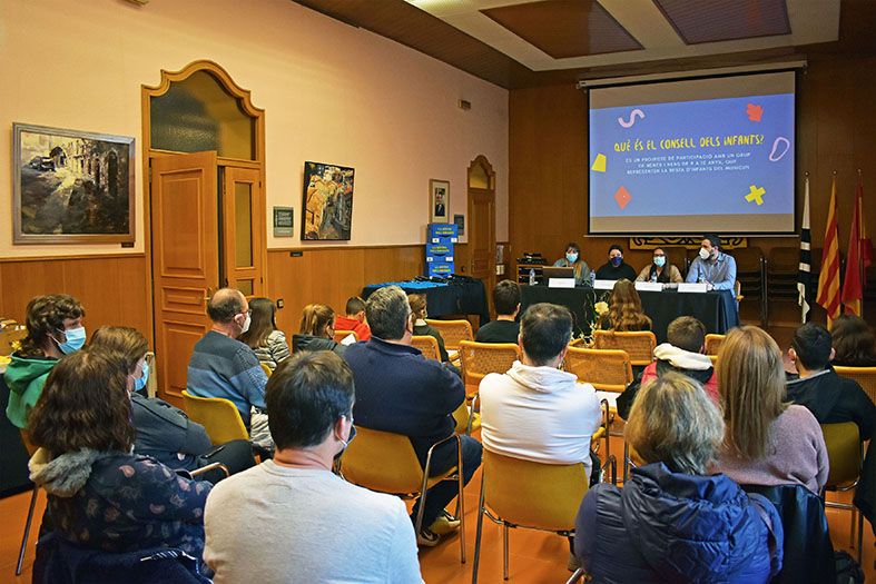 Curs 2021-22 - Imatge de lâ€™acte de renovaciÃ³ parcial del Consell Municipal dels Infants, celebrat al salÃ³ de sessions de la Casa de la Vila.