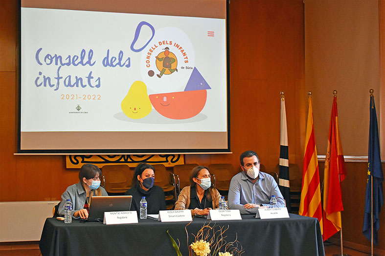 Curs 2021-22 - Lâ€™alcalde Albert CoberÃ³, les regidores Olga Tena i Montserrat Albacete, i la dinamitzadora del Consell Municipal dels Infants, durant lâ€™acte de renovaciÃ³ parcial celebrat al salÃ³ de sessions de la Casa de la Vila.